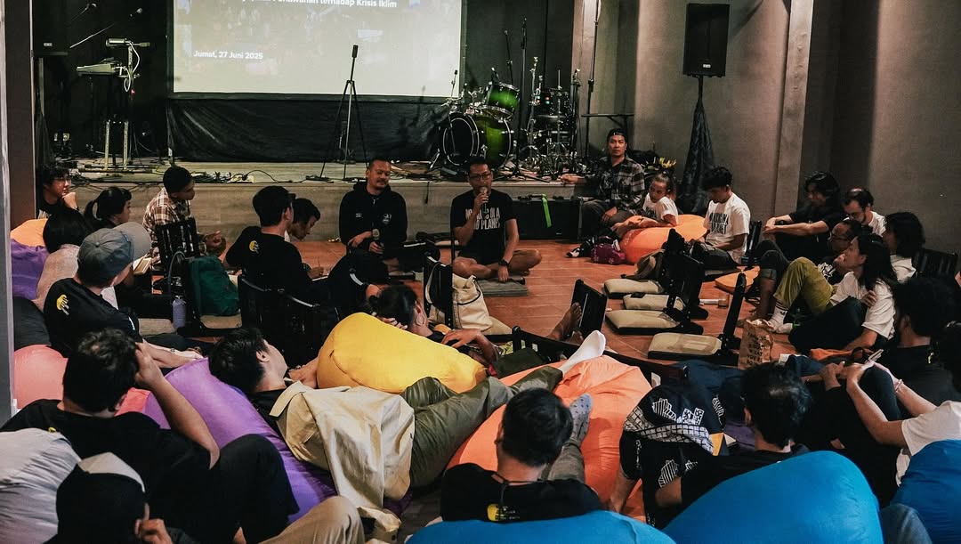 -- NO MUSIC ON A DEAD PLANETApa ini serem amat. Ada dead-dead-nya. Pikirku ketika pertama kali m (1)