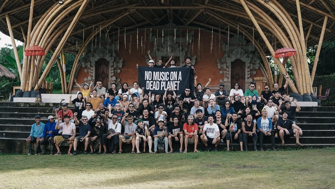 -- NO MUSIC ON A DEAD PLANETApa ini serem amat. Ada dead-dead-nya. Pikirku ketika pertama kali m (3)